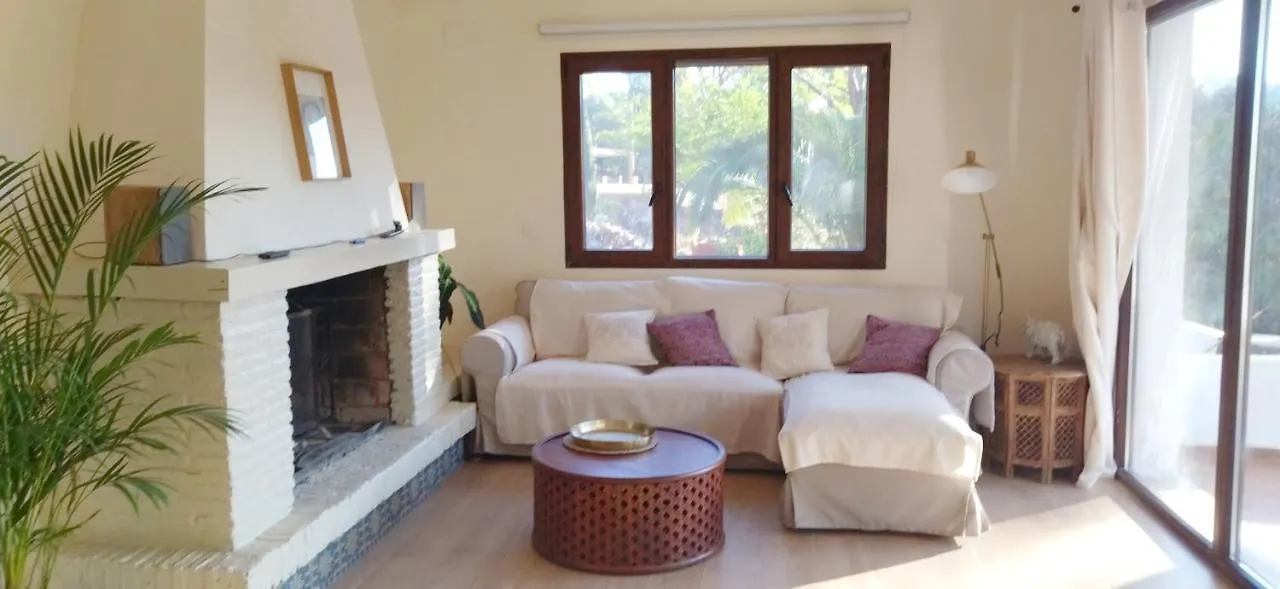 בקתה הוילה קורדובה Bonita Casa Blanca En El Bosque.