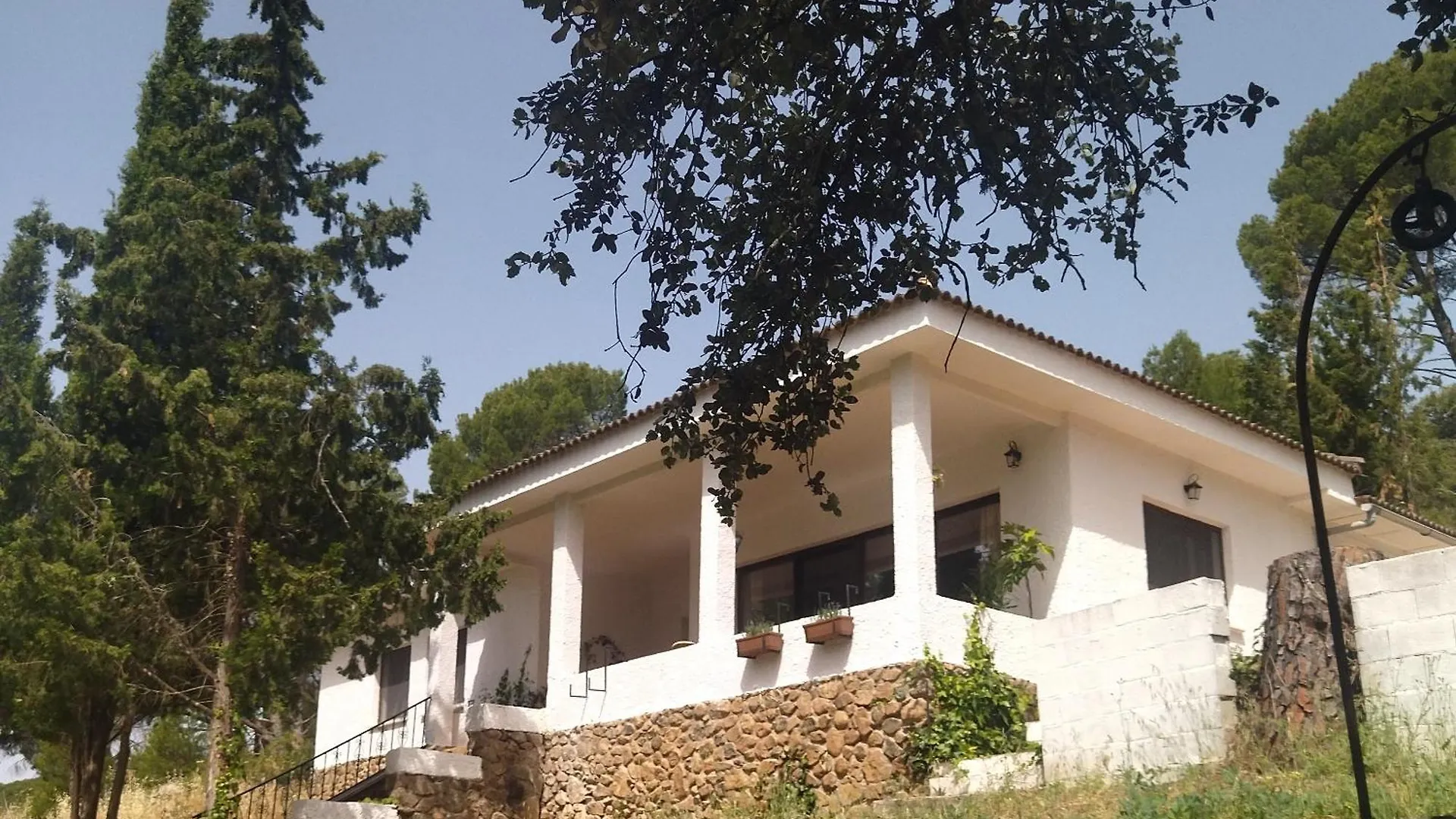 Chalet Bonita Casa Blanca En El Bosque. Villa Cordoba